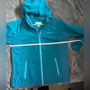 Columbia jacket lightweight warm jacket with hood.